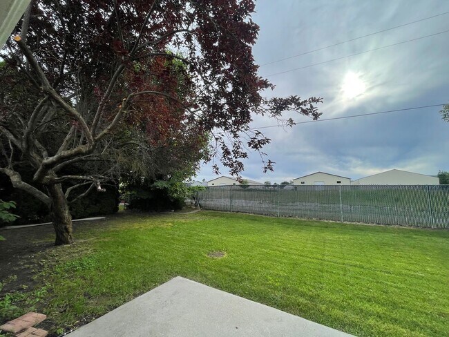 Building Photo - Hayden 3/2 Rancher