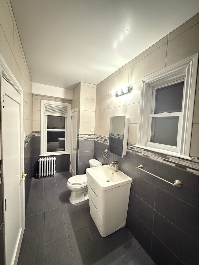 Building Photo - 125 Chester St