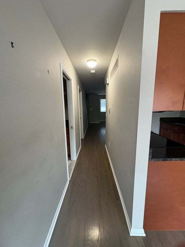 Building Photo - Beautifully Updated Townhouse – Prime Location!