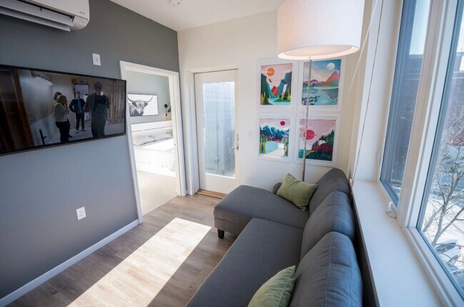Building Photo - 1BR/1BA Furnished Condo Available Now!!! Great Portland Location!!!