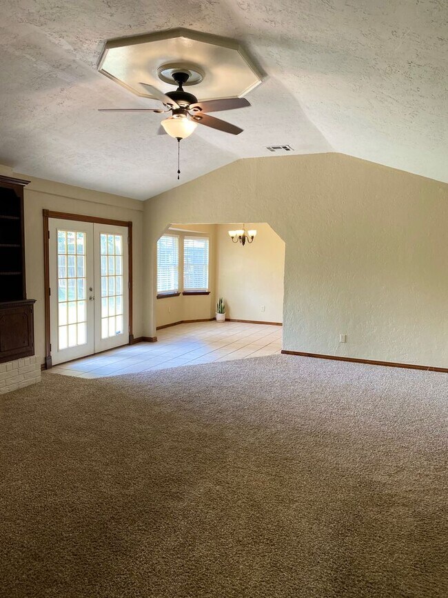 Building Photo - Great 3 bed/2 bath Home in Moore!  Availab...
