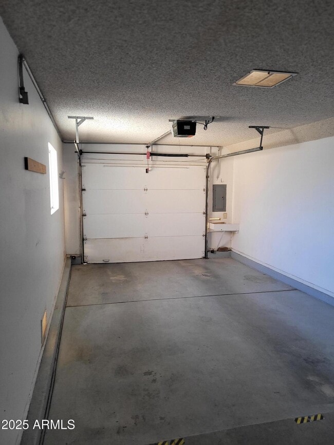 Building Photo - 10060 W Royal Oak Rd