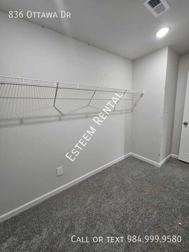 Building Photo - 836 Ottawa Dr