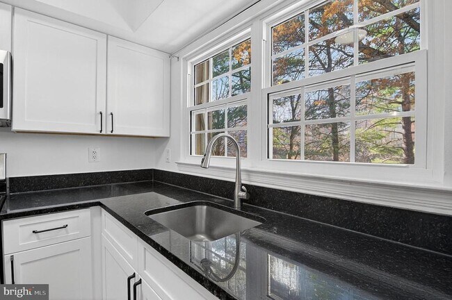 Building Photo - 7753 Inversham Dr