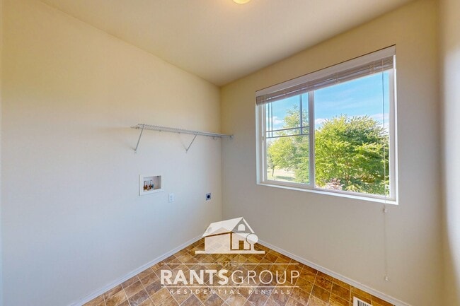 Building Photo - Spacious Summerwalk Home: 4 Bed + Den, Pri...