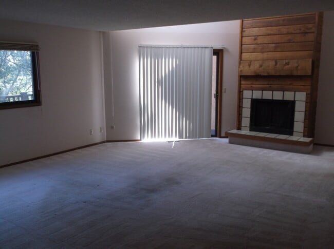Building Photo - Beautiful Townhome in Colorado Springs