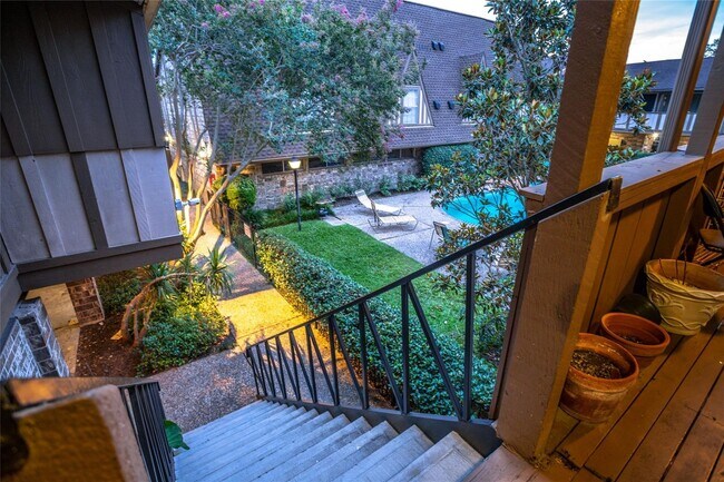 Building Photo - Small gated community of 39 units, conveni...