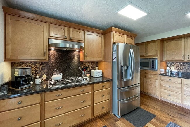 Building Photo - Fully Furnished Home