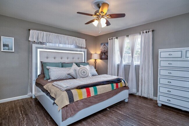 Building Photo - Pre-Leasing - 3 bed 2 bath