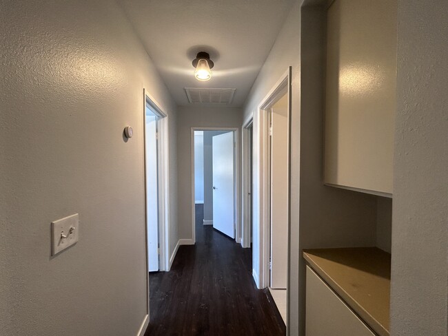Building Photo - 6208 Meadow Brook Ln