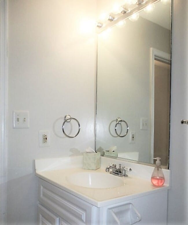 Building Photo - Private And Spacious, Ground Level, 2 Bedr...