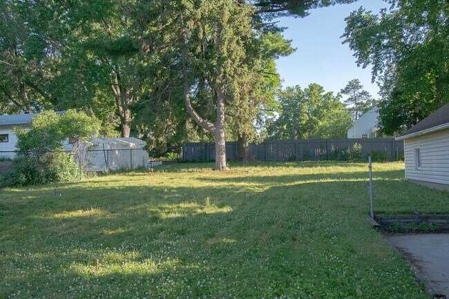 Building Photo - Spacious ranch style home in amazing Lowertown location!