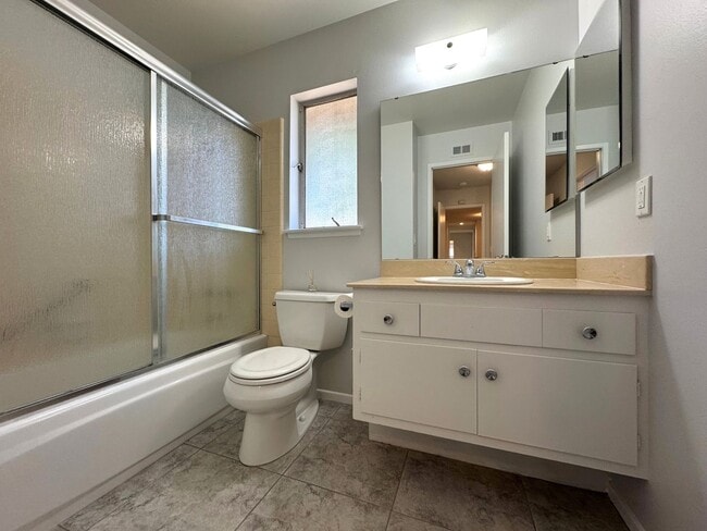 Building Photo - Spacious East Ventura 4 Bedroom Home – Sin...