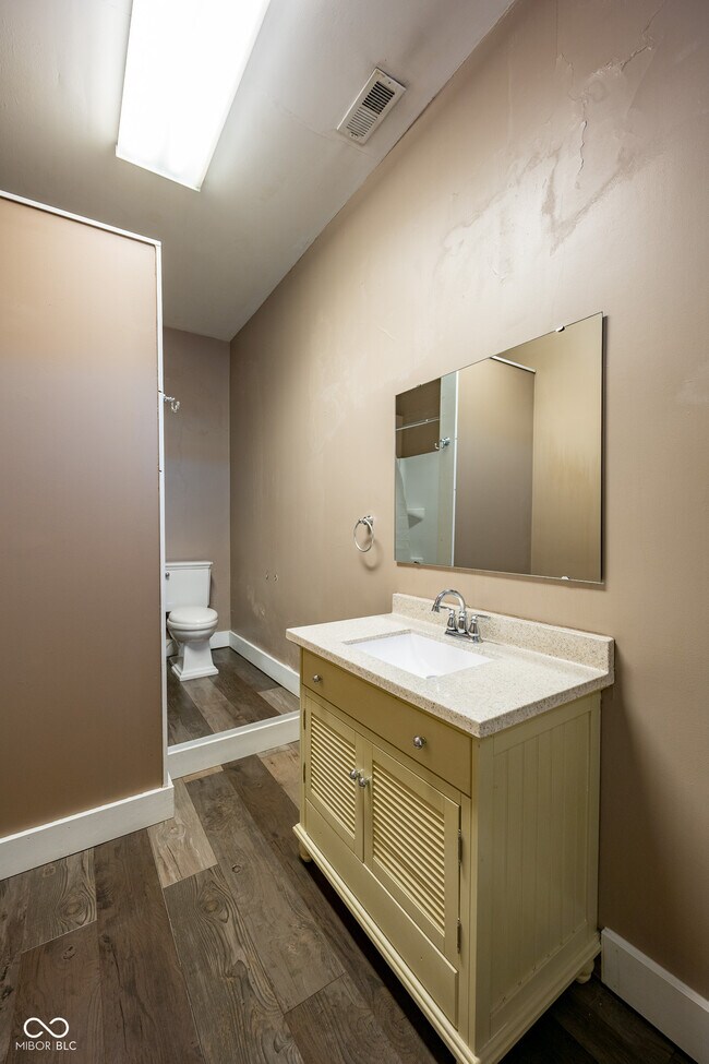 Building Photo - 12 E Washington St