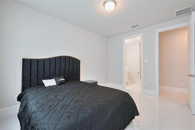 Building Photo - 12115 Ballshire Pines Dr