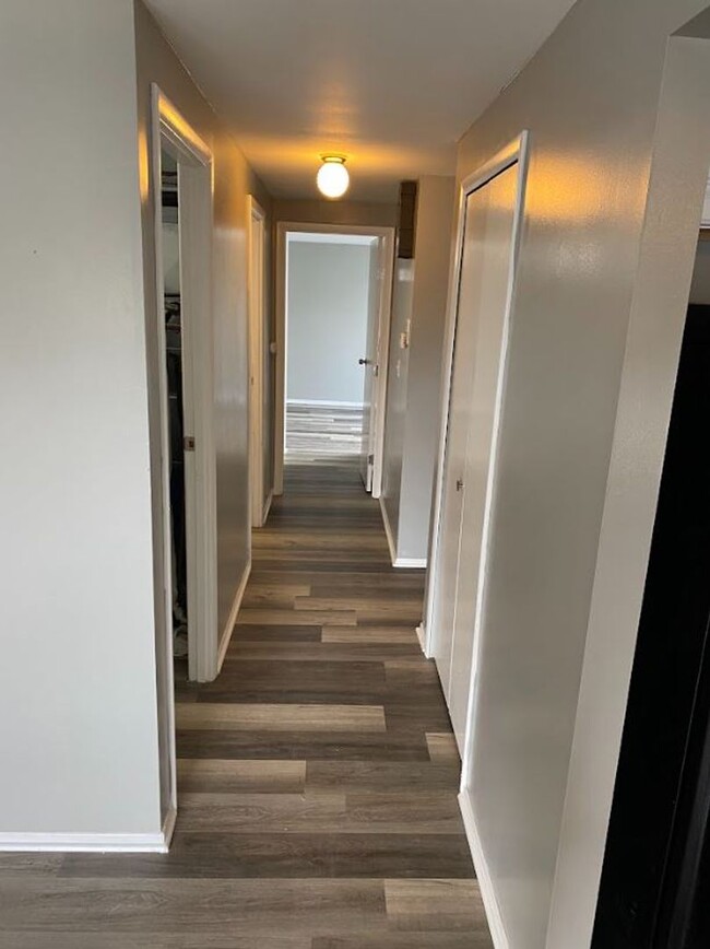 Building Photo - Renovated townhome! 3 beds, 2 baths, best ...
