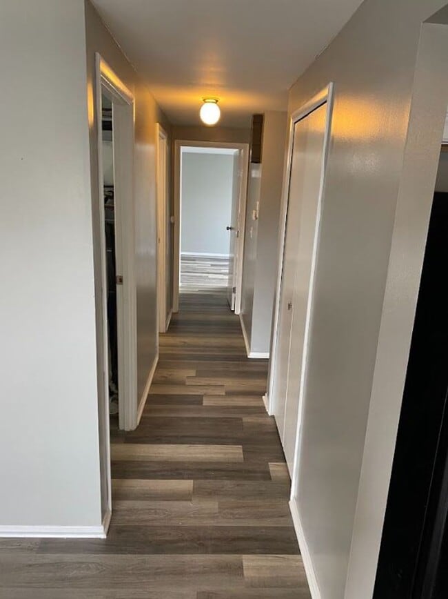 Building Photo - Renovated townhome! 3 beds, 2 baths, with ...