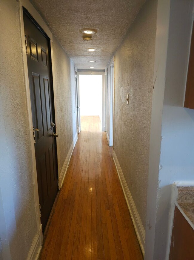 Building Photo - 1432 S Kenneth Ave