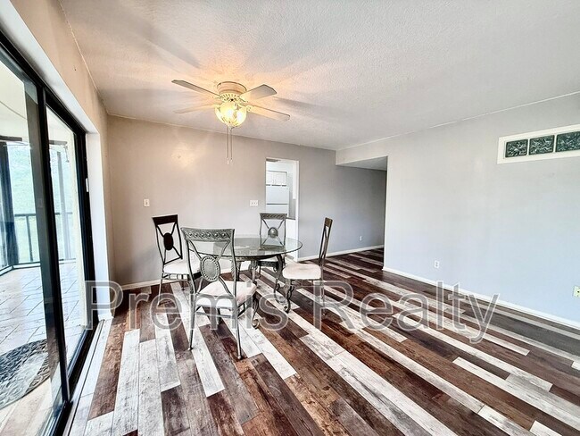 Building Photo - 2800 Cove Cay Dr