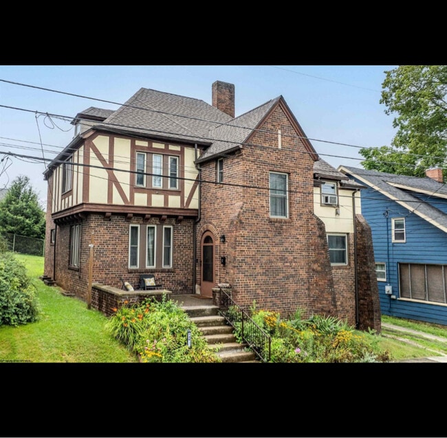 Building Photo - 126 Simpson St