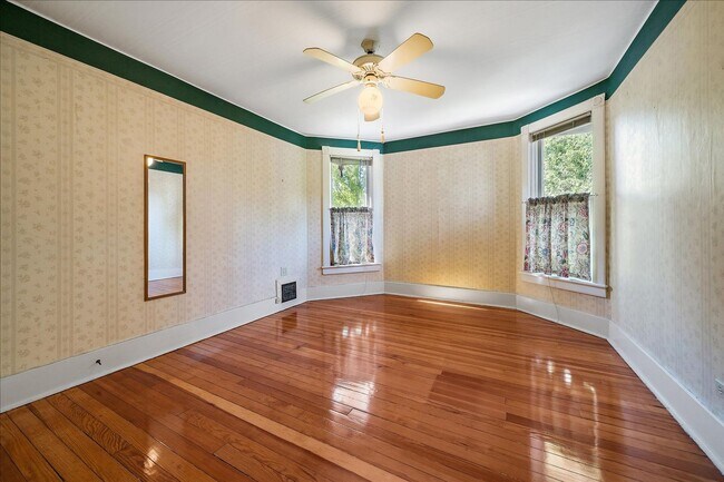 Building Photo - Beautiful 3 Bedroom Victorian Home, With B...