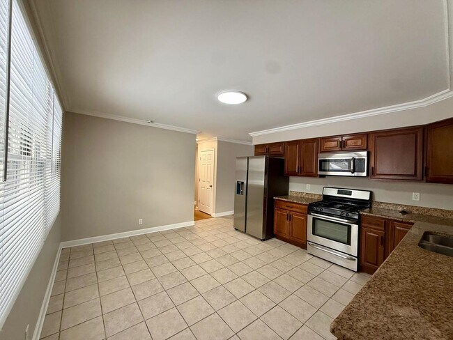 Building Photo - 746 N Glenwood Pl