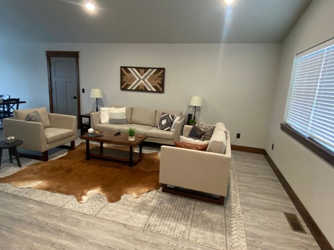 Building Photo - Beautifully Furnished 3 bed/2bath Hamilton...