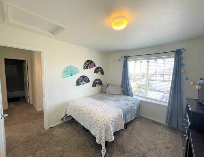 Building Photo - Spacious Charmer in sought after Meridian Ranch community- 2 houses from park