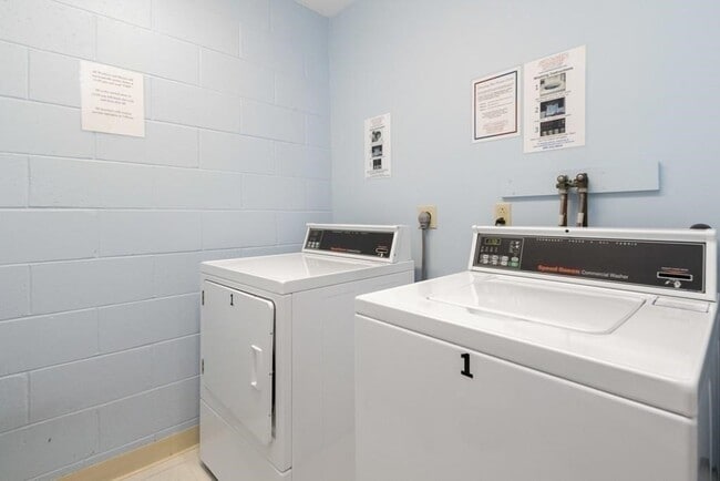 Building Photo - 19 Wiget St