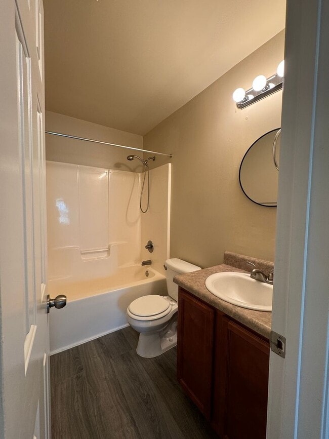 Building Photo - End Unit! Screened Porch!