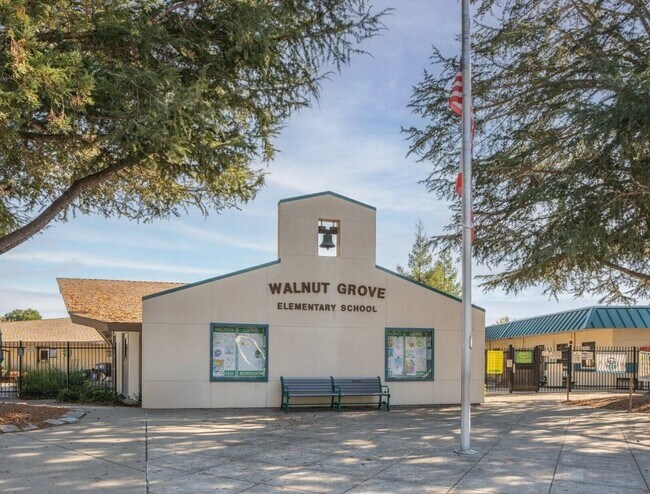 Building Photo - Beautiful Townhome in the Heart of Pleasanton