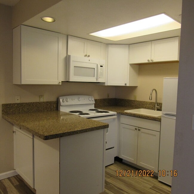 Building Photo - Studio/Condo Recently updated