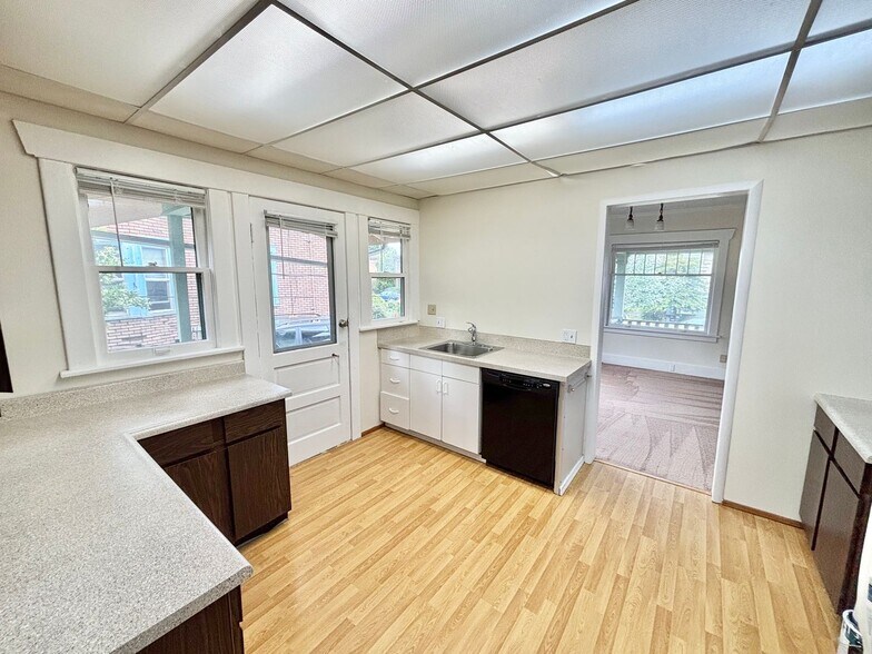 Building Photo - 4457 Woodland Park Ave N