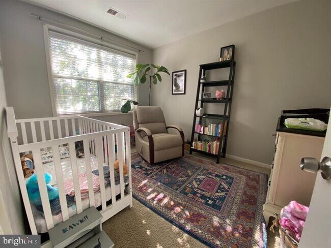 Building Photo - Welcome to this well-maintained top-floor condominium