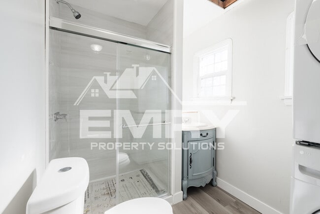 Building Photo - MOVE IN READY 2 BEDROOM 1 BATHROOM HOME IN LYNWOOD CA 90262