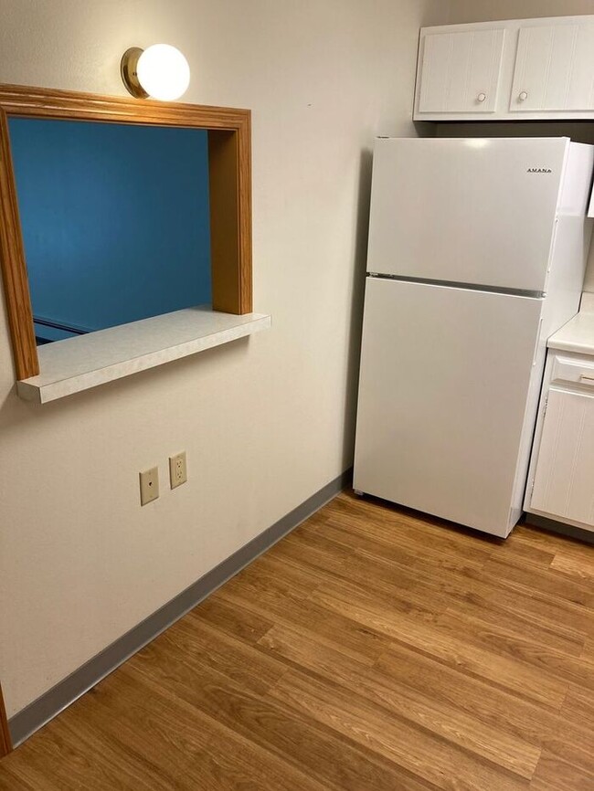 Building Photo - $1,300 | 2 Bedroom, 2 Bathroom Condo | Des...