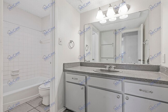 Building Photo - Cute 2/1 Unit in Fort Worth! **Move-in Spe...