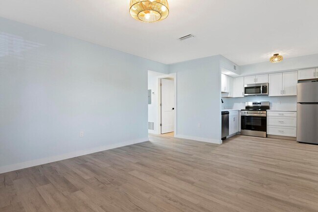 Building Photo - GORGEOUS FULLY RENOVATED 1st FLOOR 2 BEDROOM 1 BATHROOM CONDO LOCATED JUST 5 MINUTES FROM VENICE ...