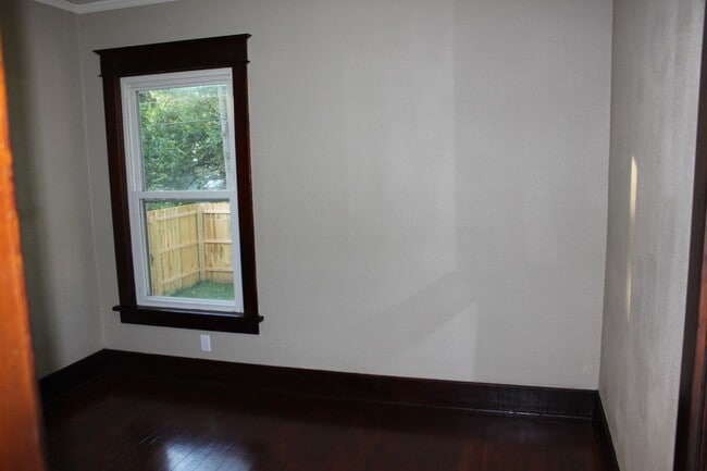 Building Photo - Large House Available for Move-In August 1st!