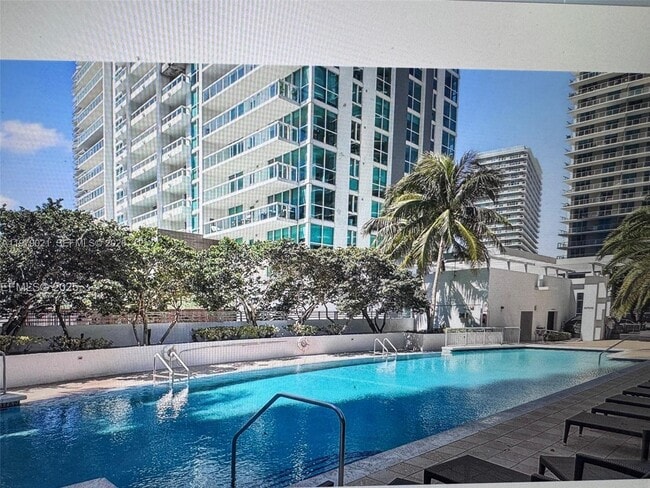 Building Photo - 1060 Brickell Ave