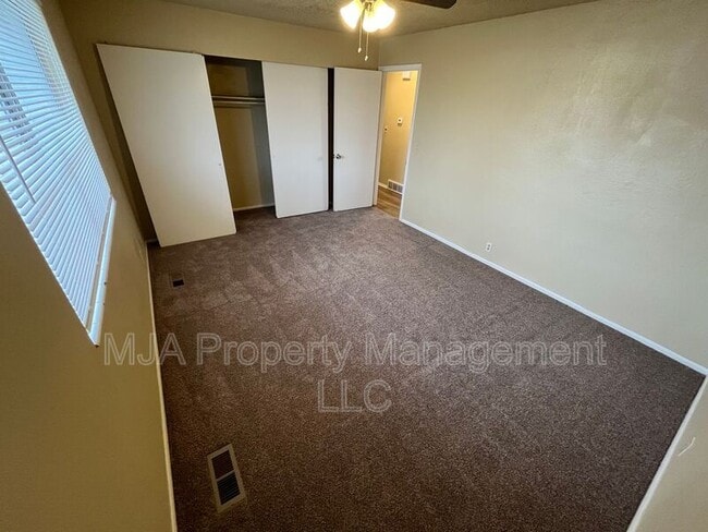 Building Photo - 4071 Sun Dr