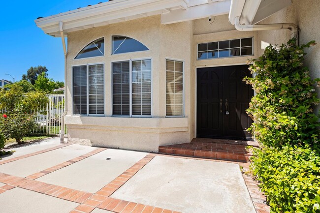 Building Photo - Beautiful Updated Corner Lot 3 Bed 3 Bath ...