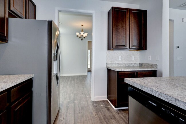 Building Photo - Immaculate End-Unit Townhome