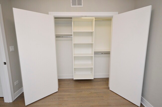 Building Photo - 5710 N Hermitage Ave