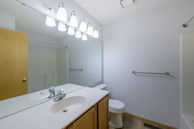 Building Photo - 2BD / 2BA Coon Rapids townhome. Completely renovated!!! Dont miss out!