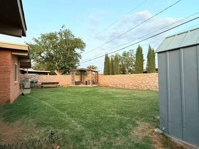 Building Photo - Northeast El Paso 3Bed/2Bath Refrig A/C