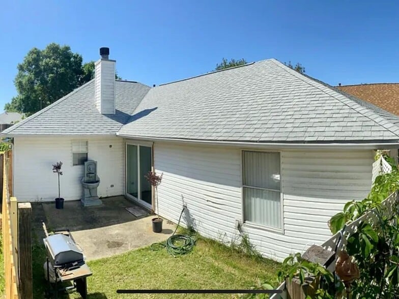 Building Photo - 853 Ladner Dr