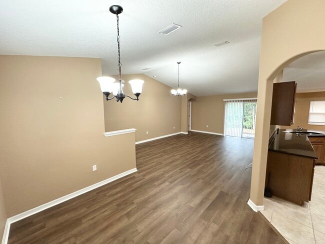 Building Photo - 12 Robin Pl