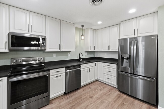 Building Photo - 777 Saturn Dr