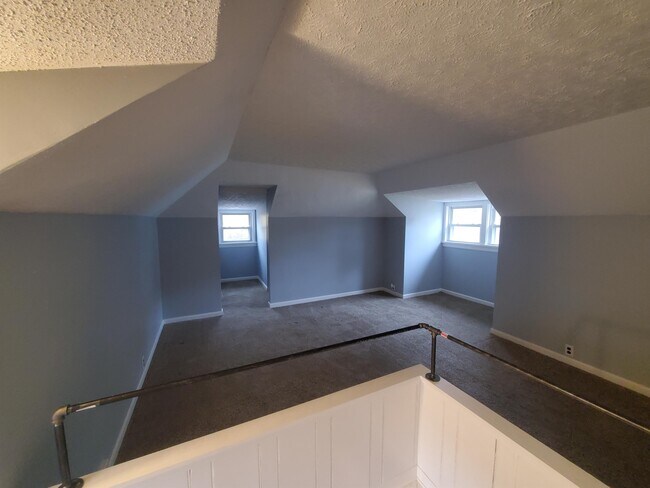 Building Photo - 85 Lyndale Dr